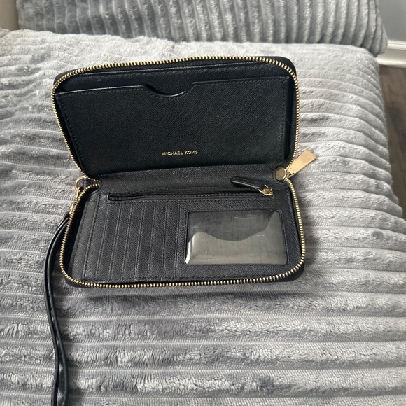 Michael Kors wristlet - Picture 3 of 3